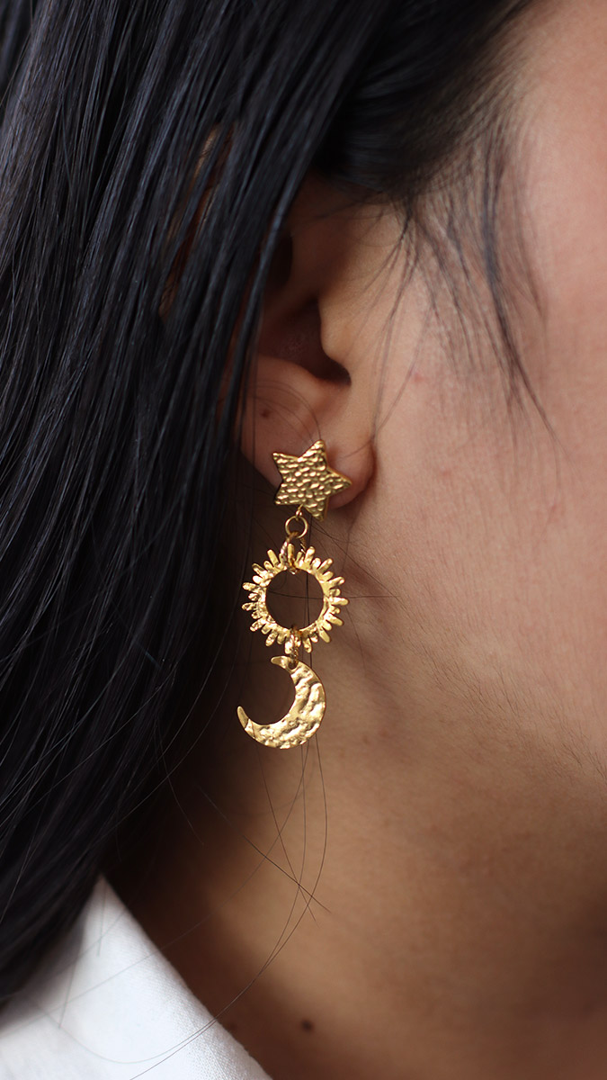 Schema Orecchini in acciaio inossidabile placcato oro con motivo di stelle del sole e della luna Schema Orecchini in acciaio inossidabile placcato oro con motivo di stelle del sole e della luna