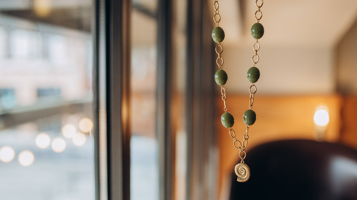 Schema Collana lunga in perle color kaki oliva