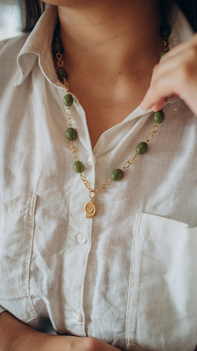 Schema Collana lunga in perle color kaki oliva