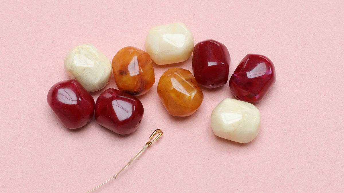 Collana di perle colorate XXL con pendente a forma di sole : Tappa 1