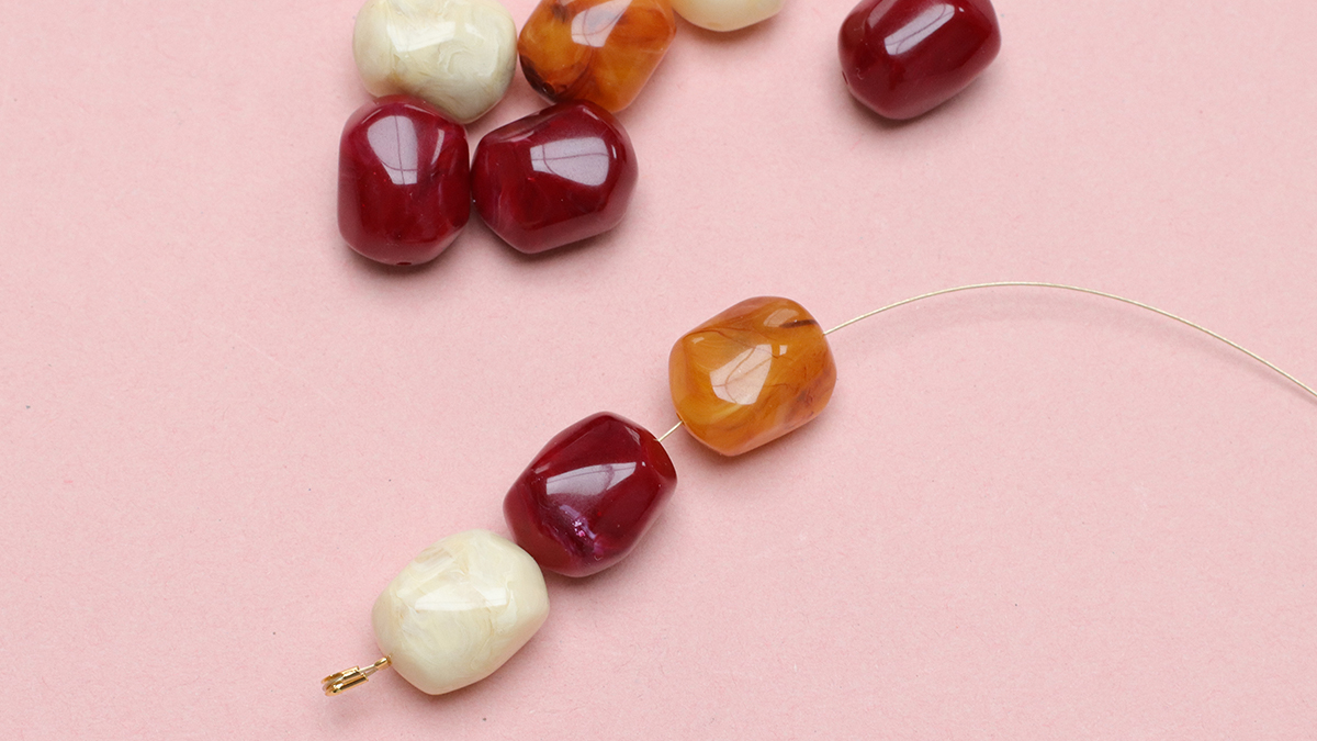 Collana di perle colorate XXL con pendente a forma di sole : Tappa 2