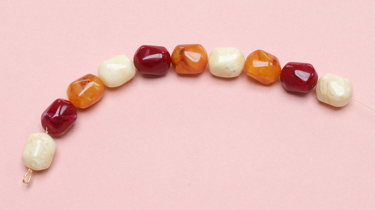 Collana di perle colorate XXL con pendente a forma di sole : Tappa 3