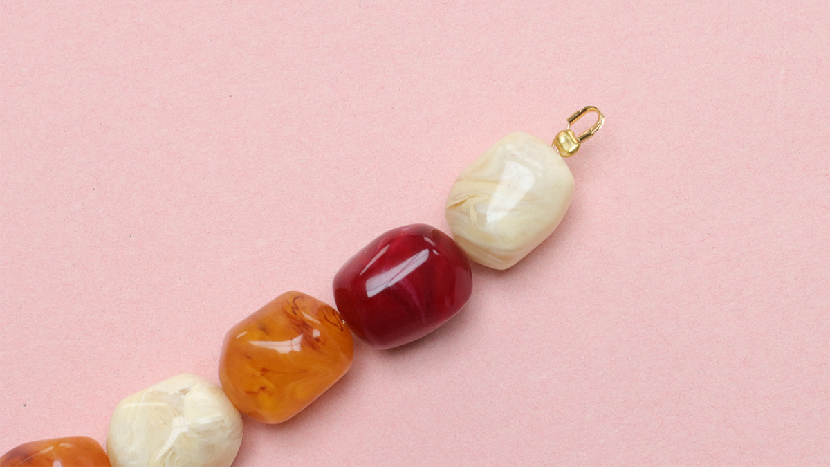 Collana di perle colorate XXL con pendente a forma di sole : Tappa 4