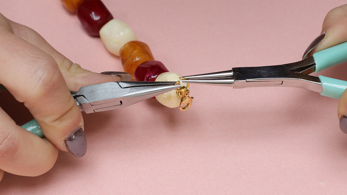 Collana di perle colorate XXL con pendente a forma di sole : Tappa 5