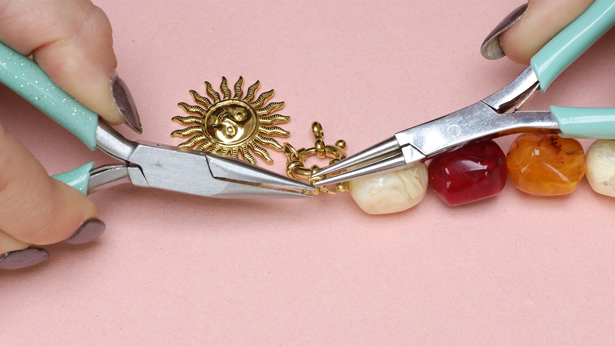 Collana di perle colorate XXL con pendente a forma di sole : Tappa 6