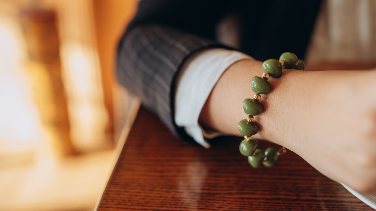 Schema Bracciale in resina kaki con perline