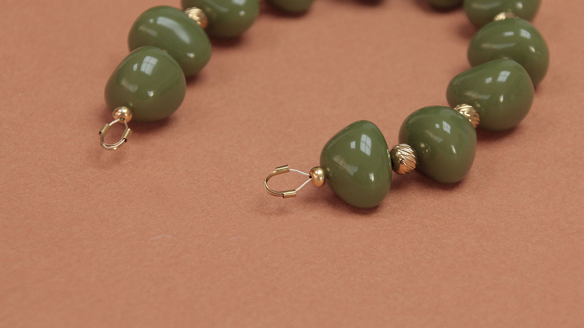 Bracciale in resina kaki con perline : Tappa 4