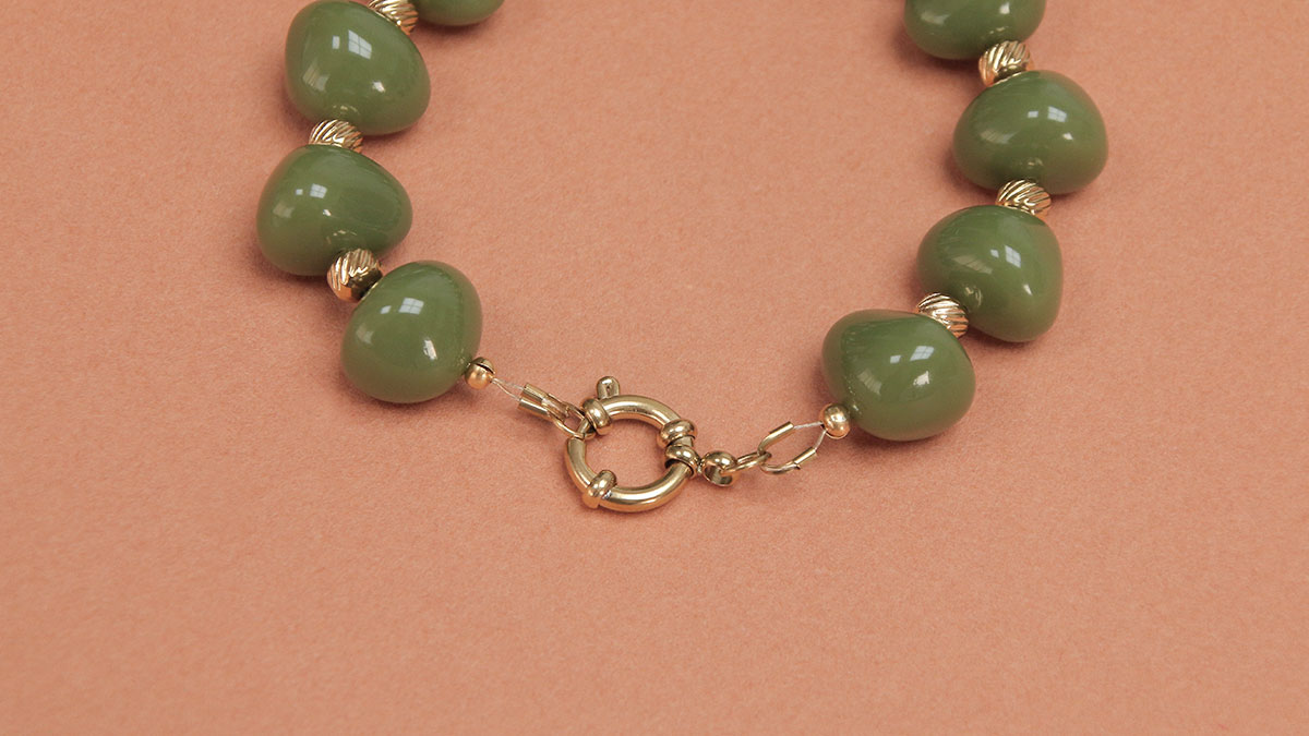 Bracciale in resina kaki con perline : Tappa 5