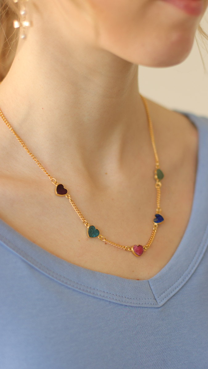 Collana con cuori e pietre multicolore