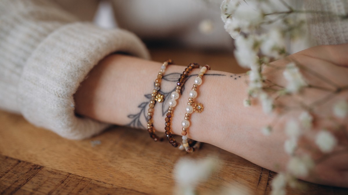 Bracciali marroni con pietre naturali e perle sfaccettate Bracciali marroni con pietre naturali e perle sfaccettate