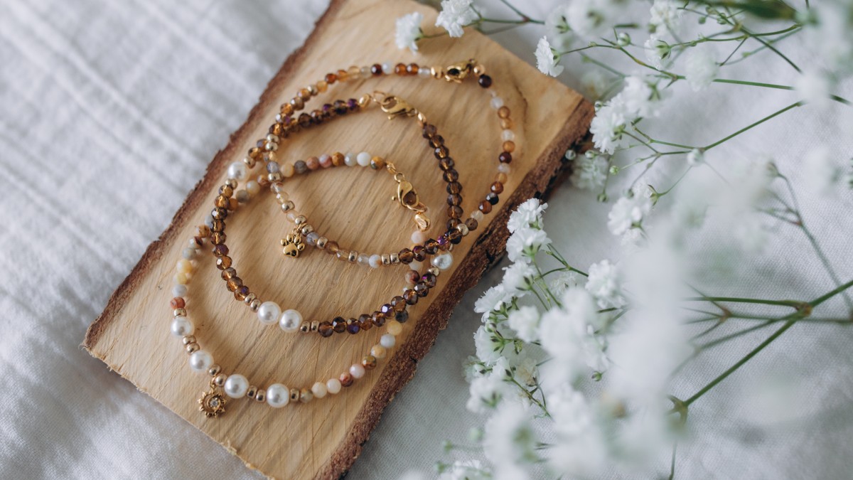 Schema Bracciali marroni con pietre naturali e perle sfaccettate