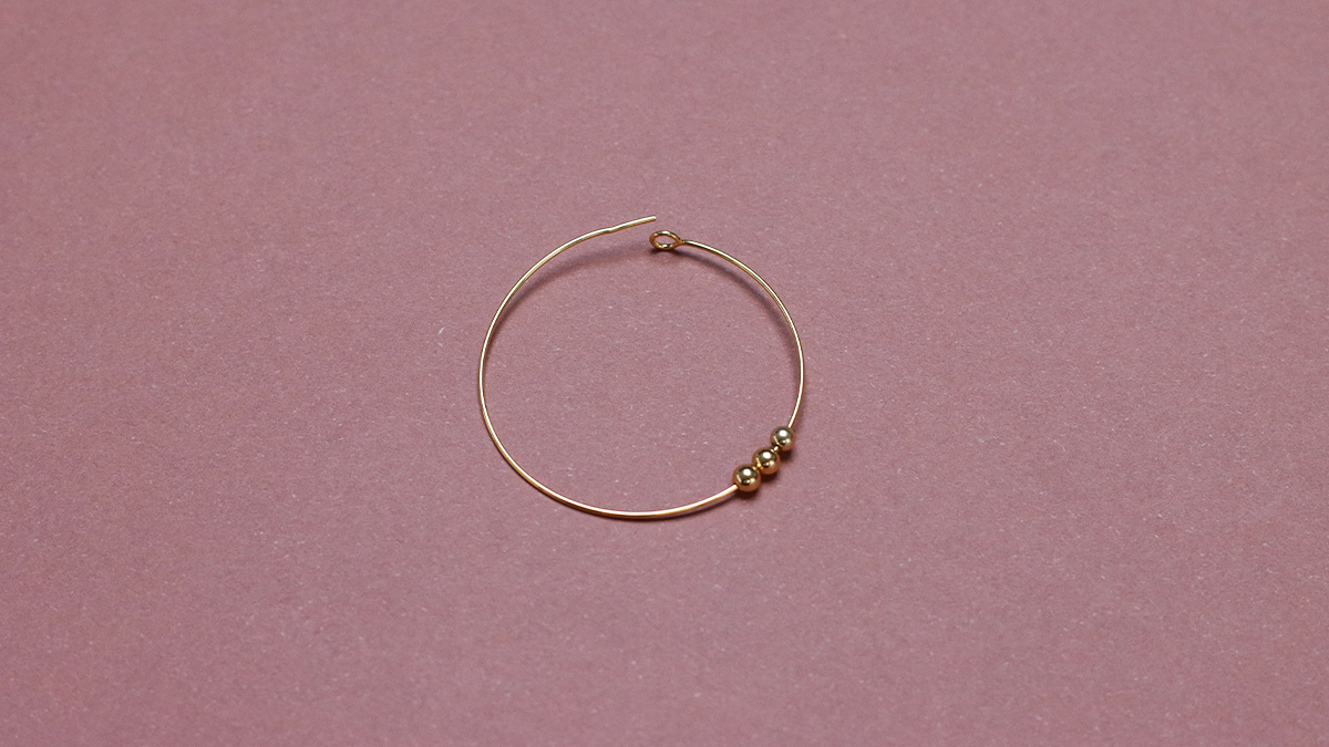 Orecchini a cerchio con pietre naturali : Tappa 2 Orecchini a cerchio con pietre naturali : Tappa 2