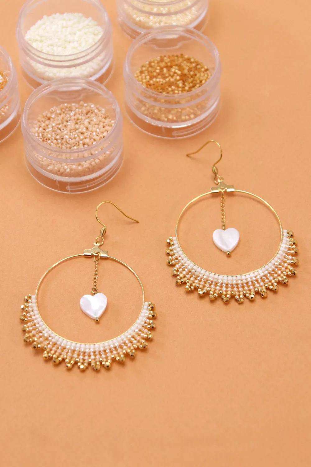 Schema Orecchini a cerchio a spina di pesce in miyuki e madreperla Schema Orecchini a cerchio a spina di pesce in miyuki e madreperla