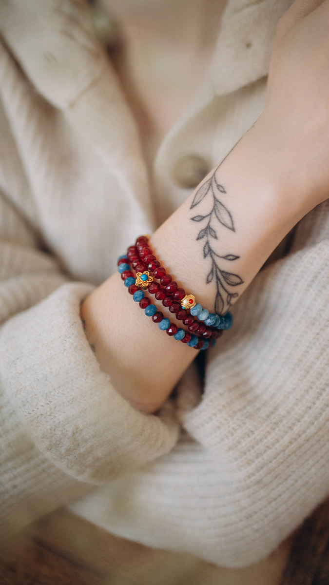 Bracciali elastici di ispirazione indiana con pietre naturali