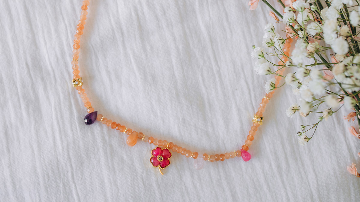 Schema Collana colorata in pietra semipreziosa di Boemia