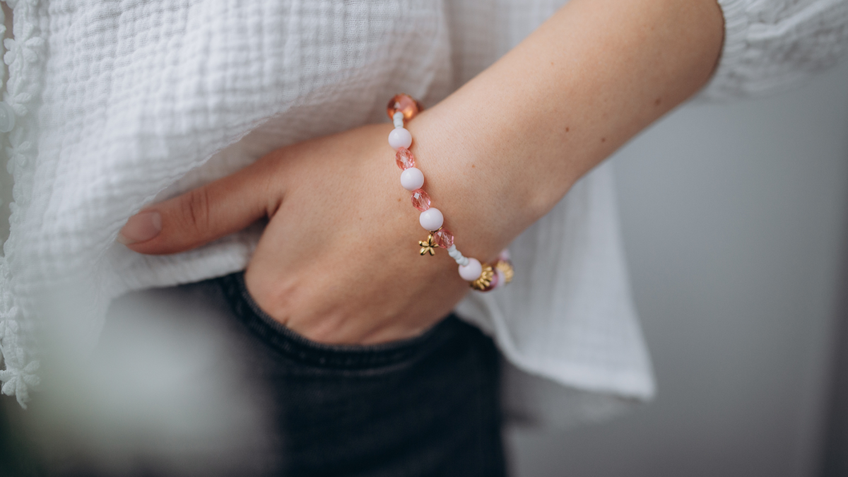 Schema Bracciale rosa con perline in resina e ciondolo a forma di fiore
