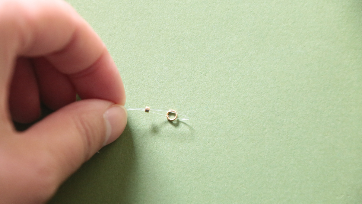 Bracciale rosa con perline in resina e ciondolo a forma di fiore : Tappa 1