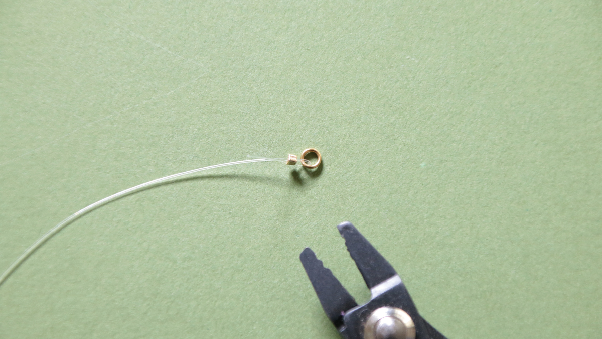 Bracciale rosa con perline in resina e ciondolo a forma di fiore : Tappa 2