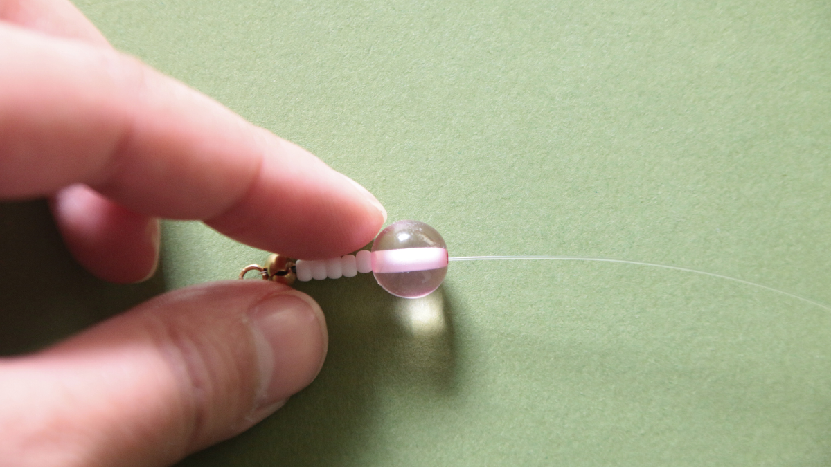 Bracciale rosa con perline in resina e ciondolo a forma di fiore : Tappa 4