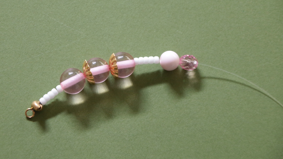 Bracciale rosa con perline in resina e ciondolo a forma di fiore : Tappa 6