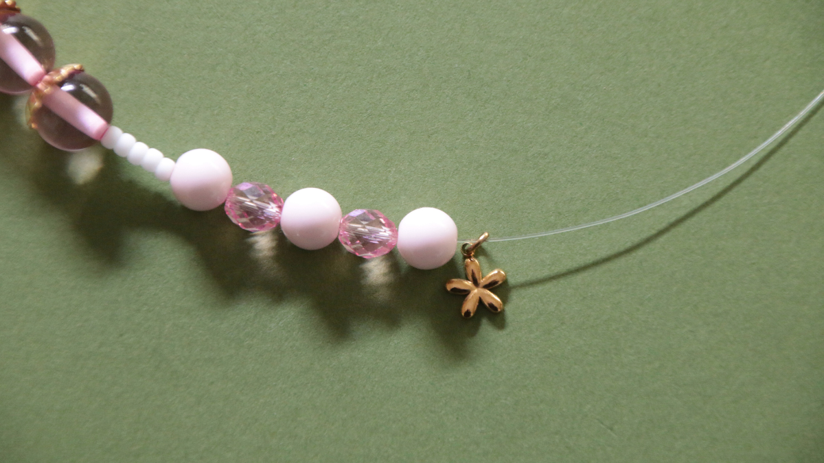 Bracciale rosa con perline in resina e ciondolo a forma di fiore : Tappa 7