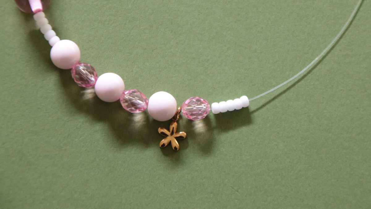 Bracciale rosa con perline in resina e ciondolo a forma di fiore : Tappa 8