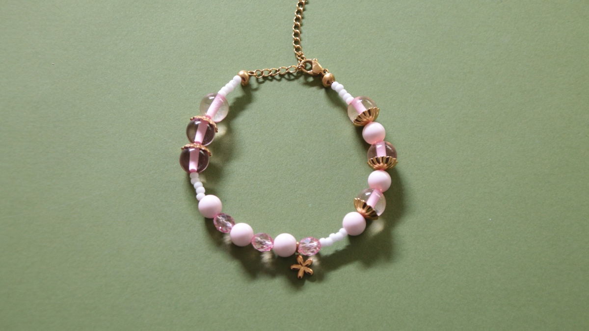 Bracciale rosa con perline in resina e ciondolo a forma di fiore : Tappa 11