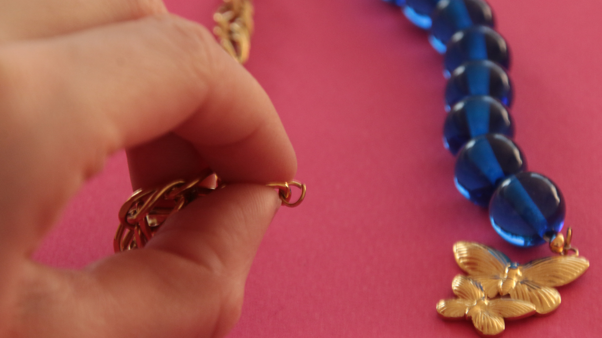 Collana con grandi perle e pendente a forma di farfalla : Tappa 5 Collana con grandi perle e pendente a forma di farfalla : Tappa 5