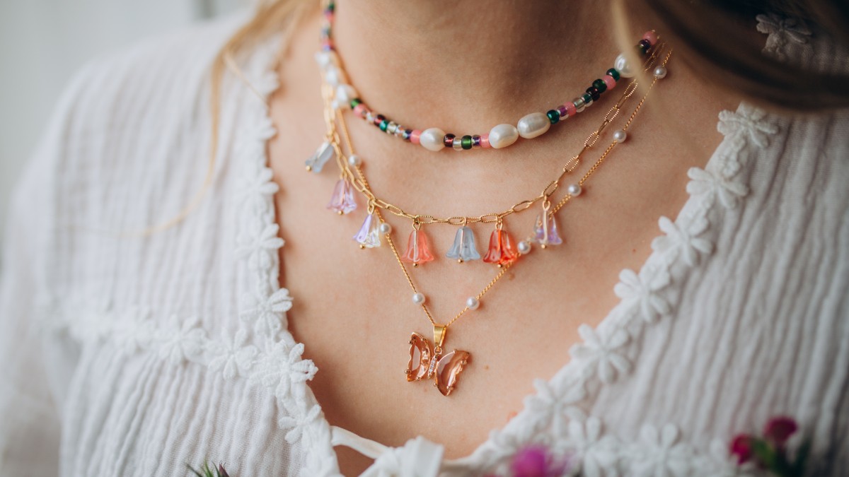 Collane rosa e verdi con pendente a forma di farfalla e perle di fiori