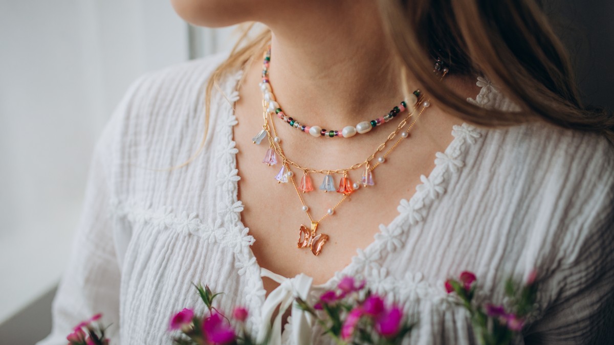 Schema Collane rosa e verdi con pendente a forma di farfalla e perle di fiori