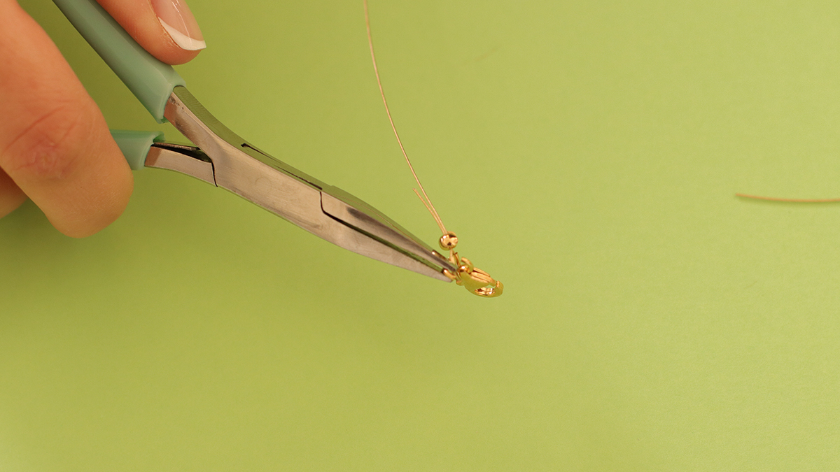 Collane rosa e verdi con pendente a forma di farfalla e perle di fiori : Tappa 3