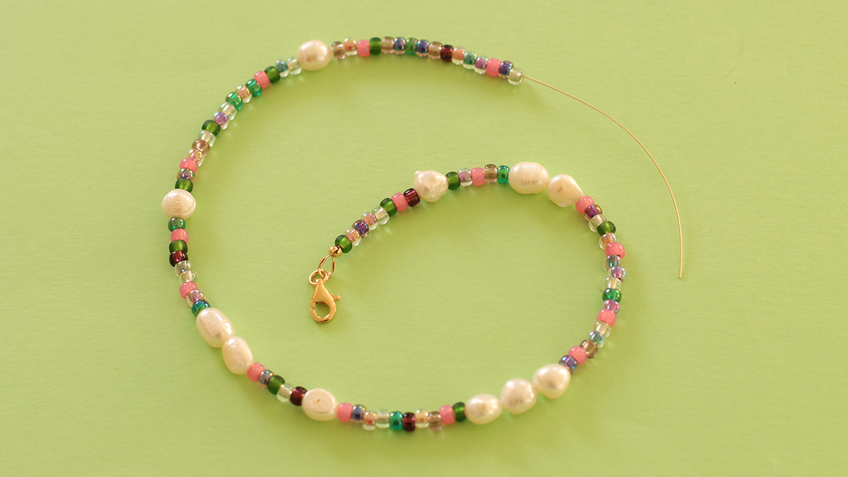 Collane rosa e verdi con pendente a forma di farfalla e perle di fiori : Tappa 5