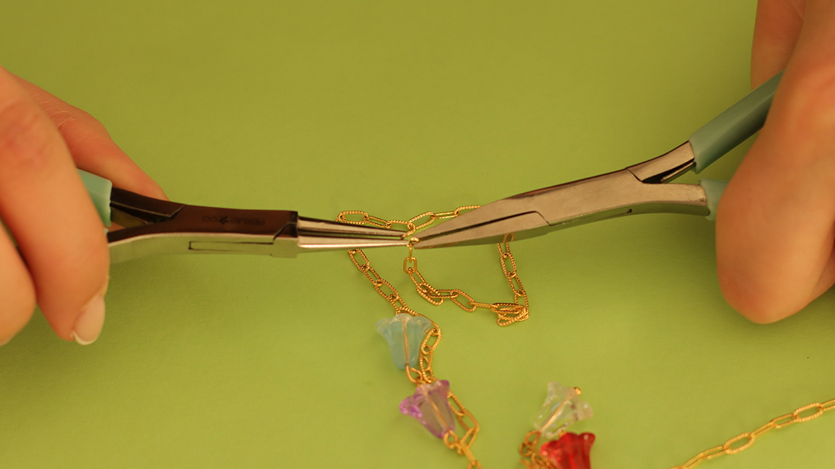 Collane rosa e verdi con pendente a forma di farfalla e perle di fiori : Tappa 13