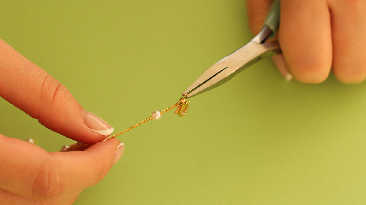 Collane rosa e verdi con pendente a forma di farfalla e perle di fiori : Tappa 14