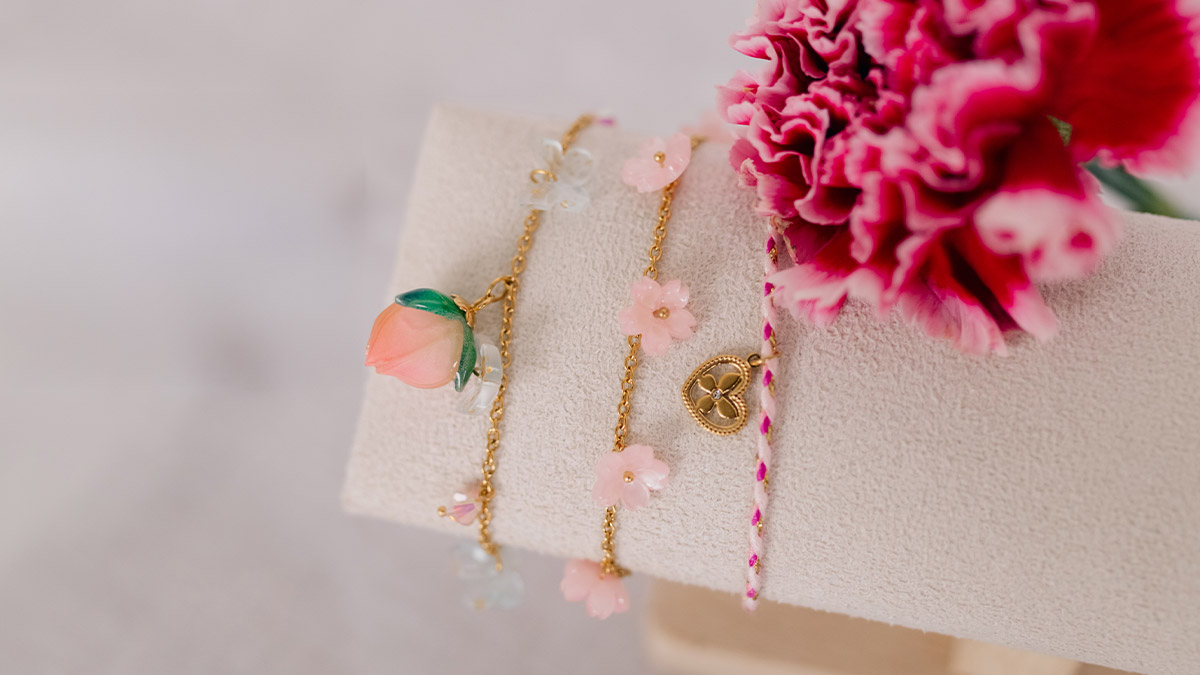 Schema Braccialetti sottili con fiori e farfalle Schema Braccialetti sottili con fiori e farfalle