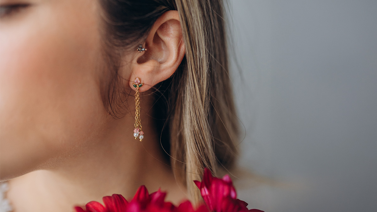 Orecchini con perle e fiori pendenti