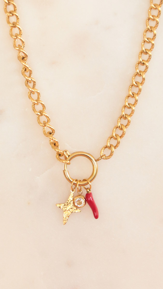 Collana con charms e chiusura a molla