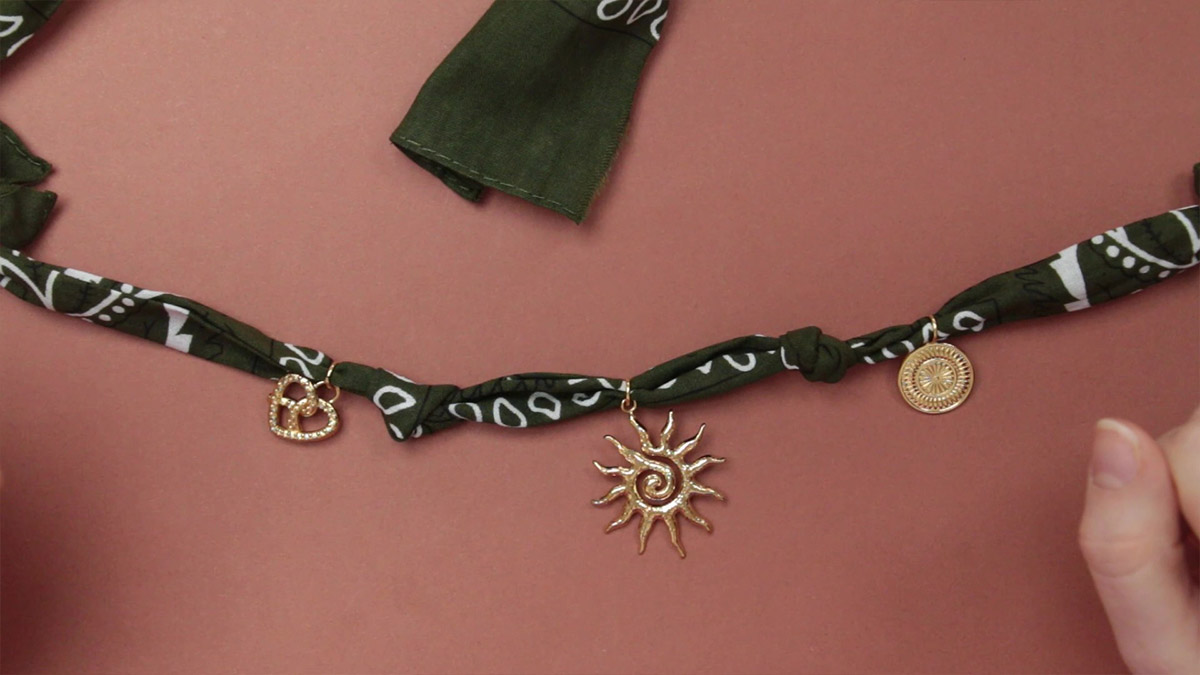 Collana da donna Bandana con pendente a forma di sole : Tappa 4