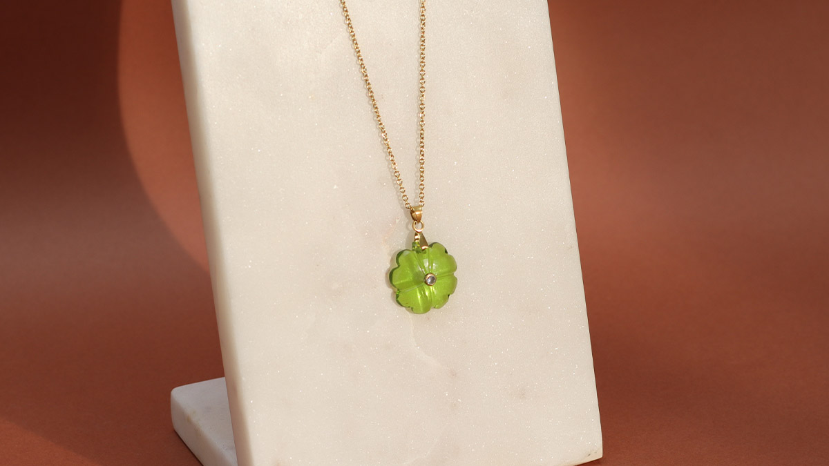 Schema Collana con quadrifoglio in pietra