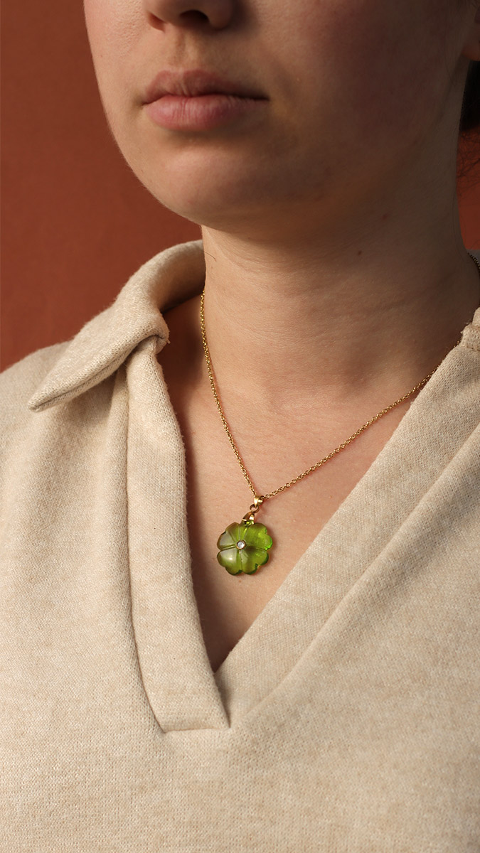 Collana con quadrifoglio in pietra