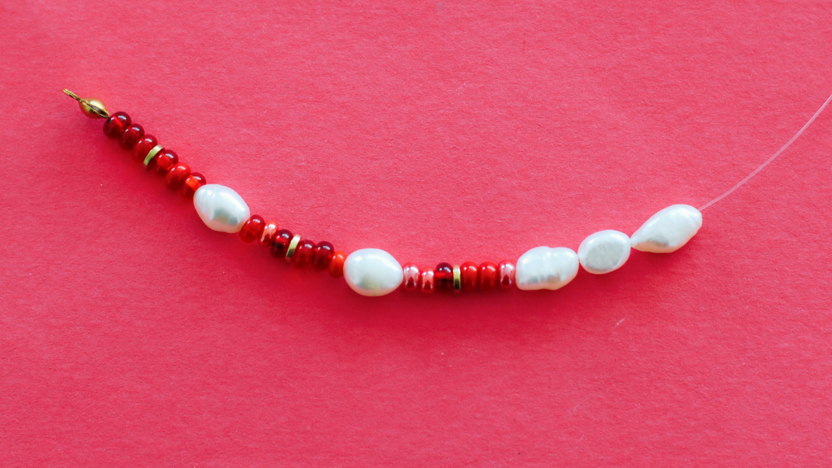 Bracciale rosso con perline e perle d'acqua dolce : Tappa 4 Bracciale rosso con perline e perle d'acqua dolce : Tappa 4