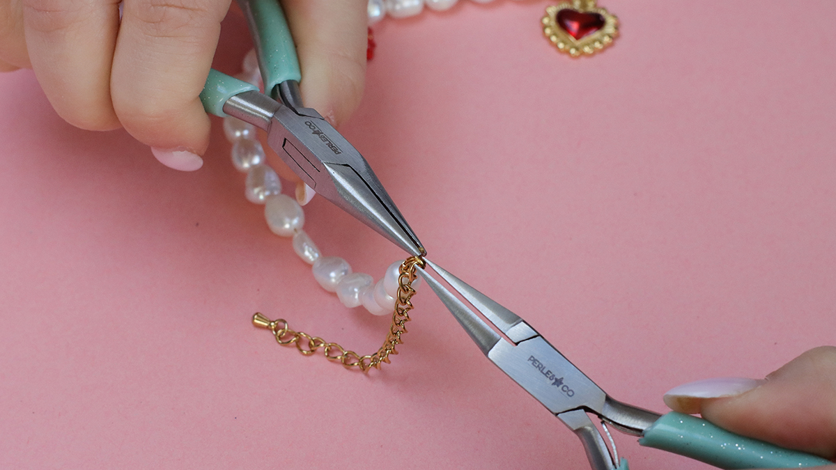 Collana di perle d'acqua dolce con ciondoli rossi : Tappa 8