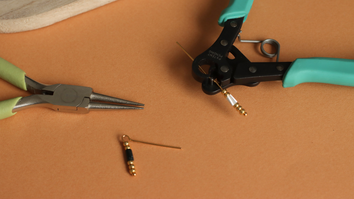 Orecchini con frange in madreperla e pietre naturali : Tappa 2