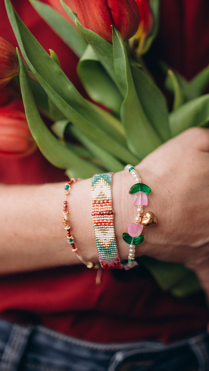 Bracciale a telaio Miyuki Delica 11/0 rosso, rosa e verde