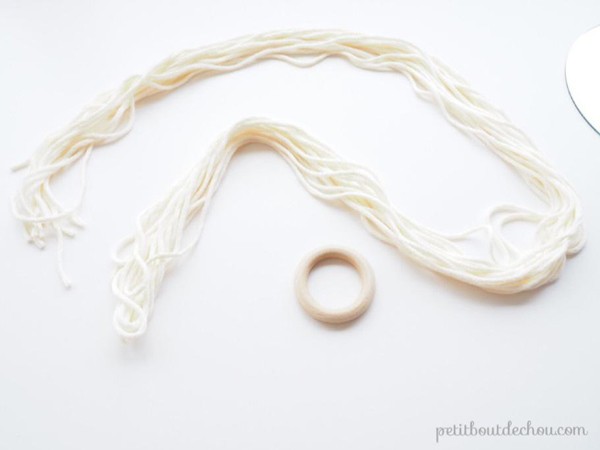 Specchio appeso fai da te con macramè e perline di legno di tendenza : Tappa 1