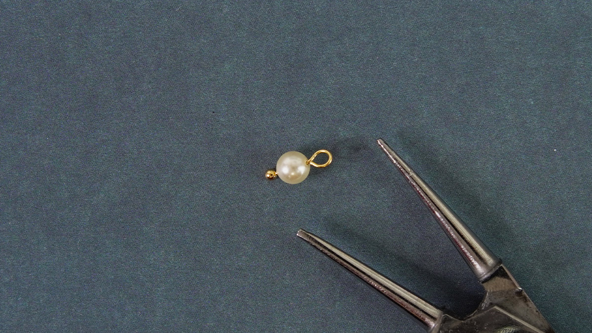 Bracciale a nastro elastico Dorato con medaglia in conchiglia : Tappa 4 Bracciale a nastro elastico Dorato con medaglia in conchiglia : Tappa 4