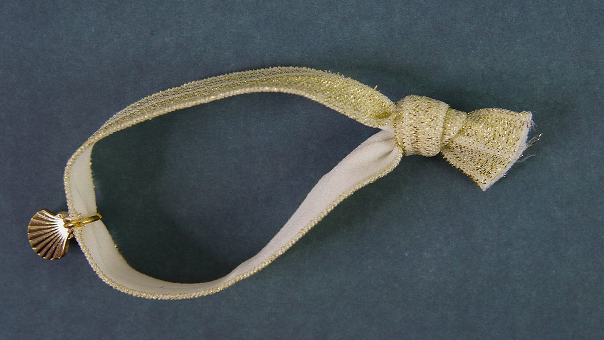 Bracciale a nastro elastico Dorato con medaglia in conchiglia : Tappa 6 Bracciale a nastro elastico Dorato con medaglia in conchiglia : Tappa 6