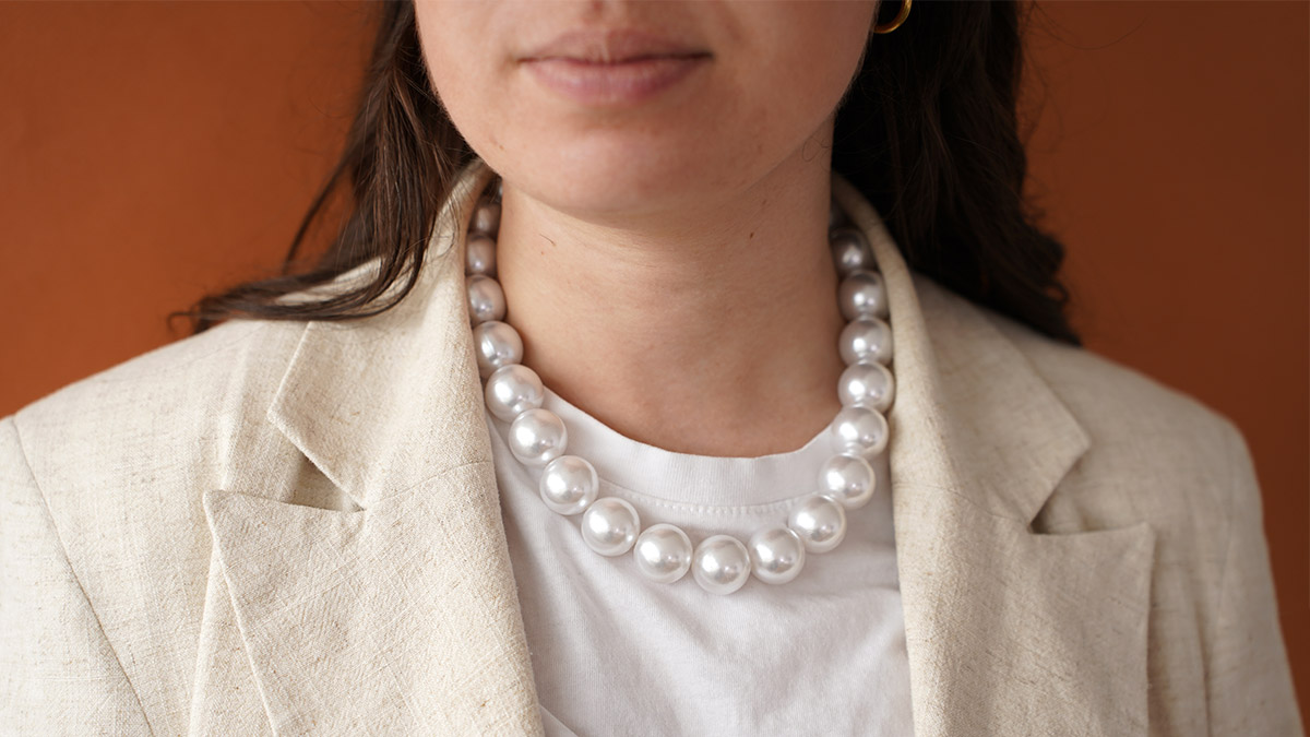 Collana elastica con grandi perle perlate