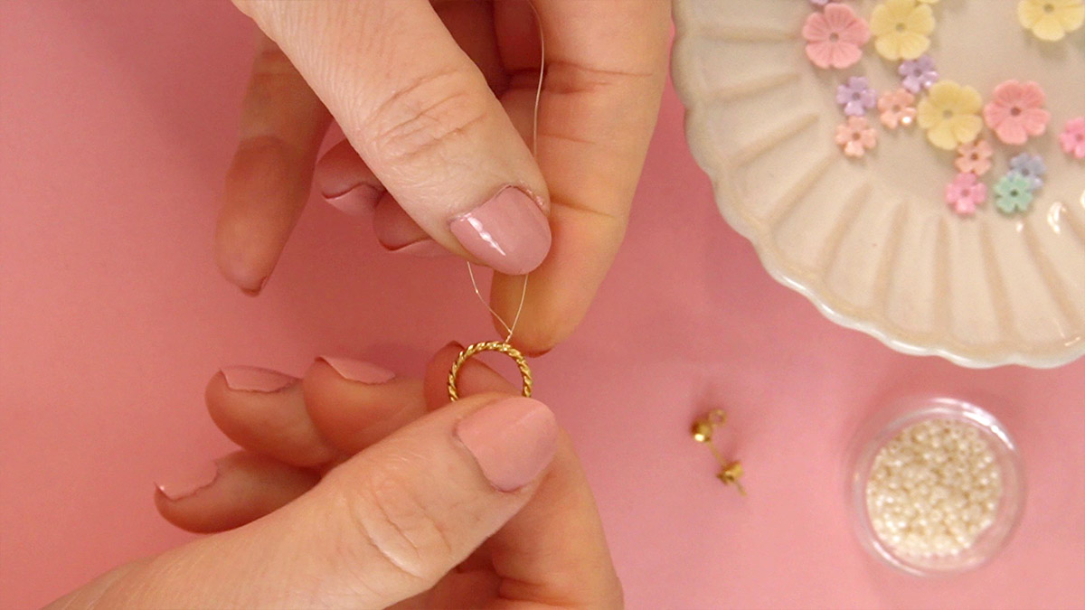 Orecchini con fiori piccoli e perle di semi : Tappa 2