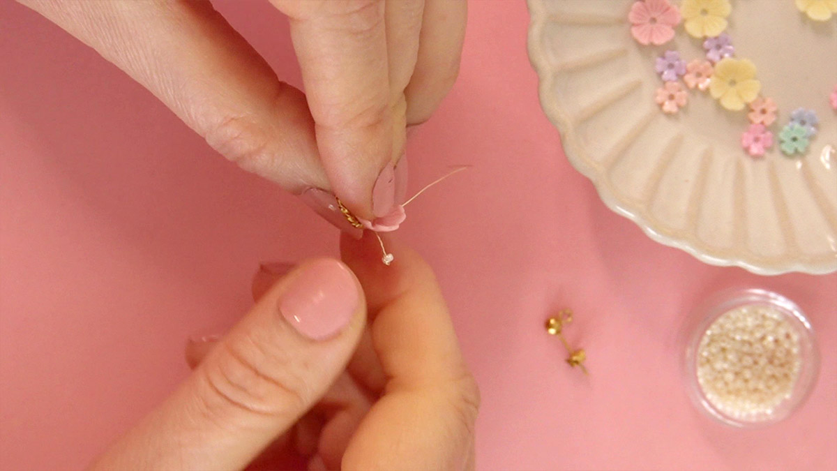 Orecchini con fiori piccoli e perle di semi : Tappa 4